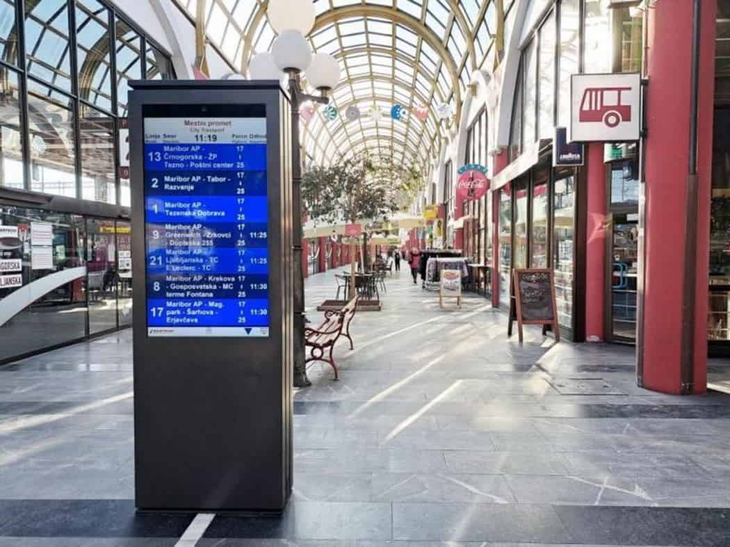 Digital Signage LCD Display in Transportation 105 min Digital Signage LCD Display in Transportation