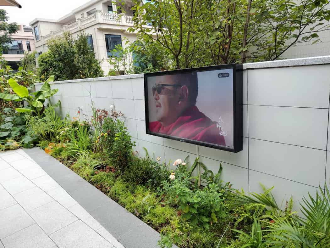 Interactive outdoor displays 105 min Interactive outdoor displays