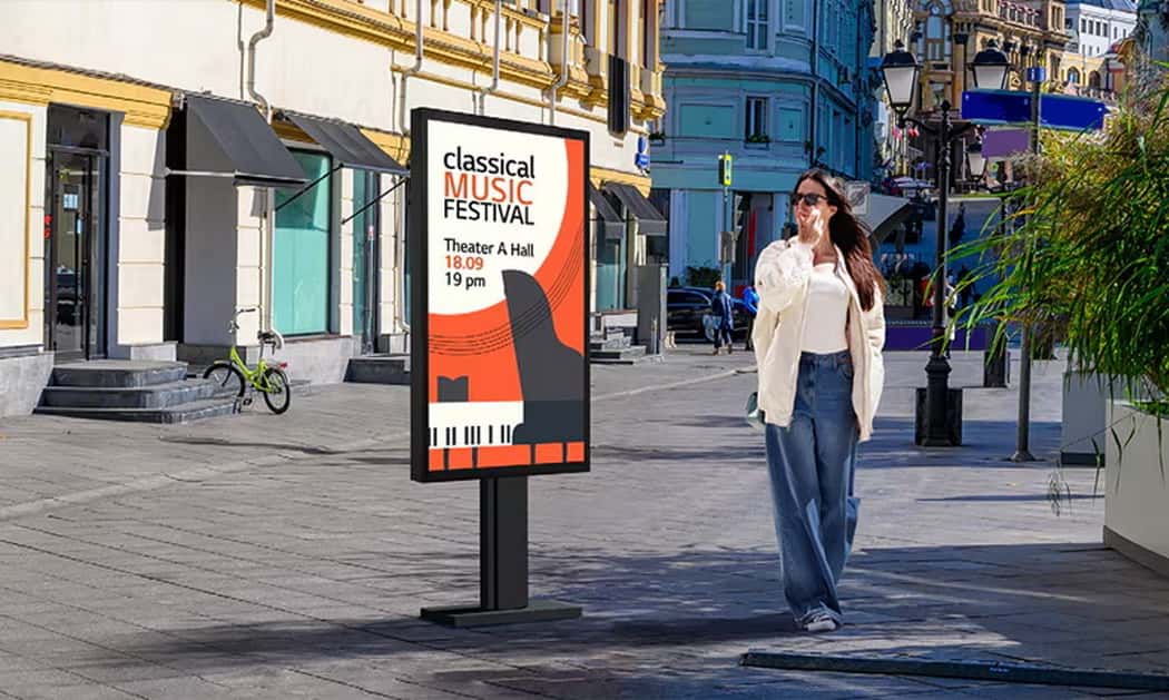 Outdoor wall mounted digital signage 102 min Outdoor wall mounted digital signage
