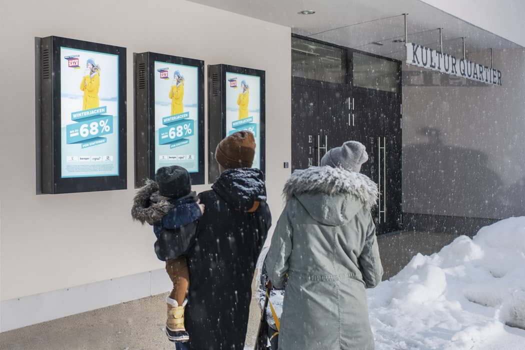 Outdoor wall mounted digital signage 106 min Outdoor wall mounted digital signage