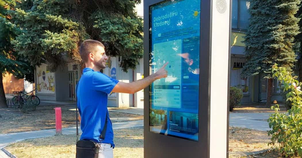 outdoor digital wayfinding kiosks
